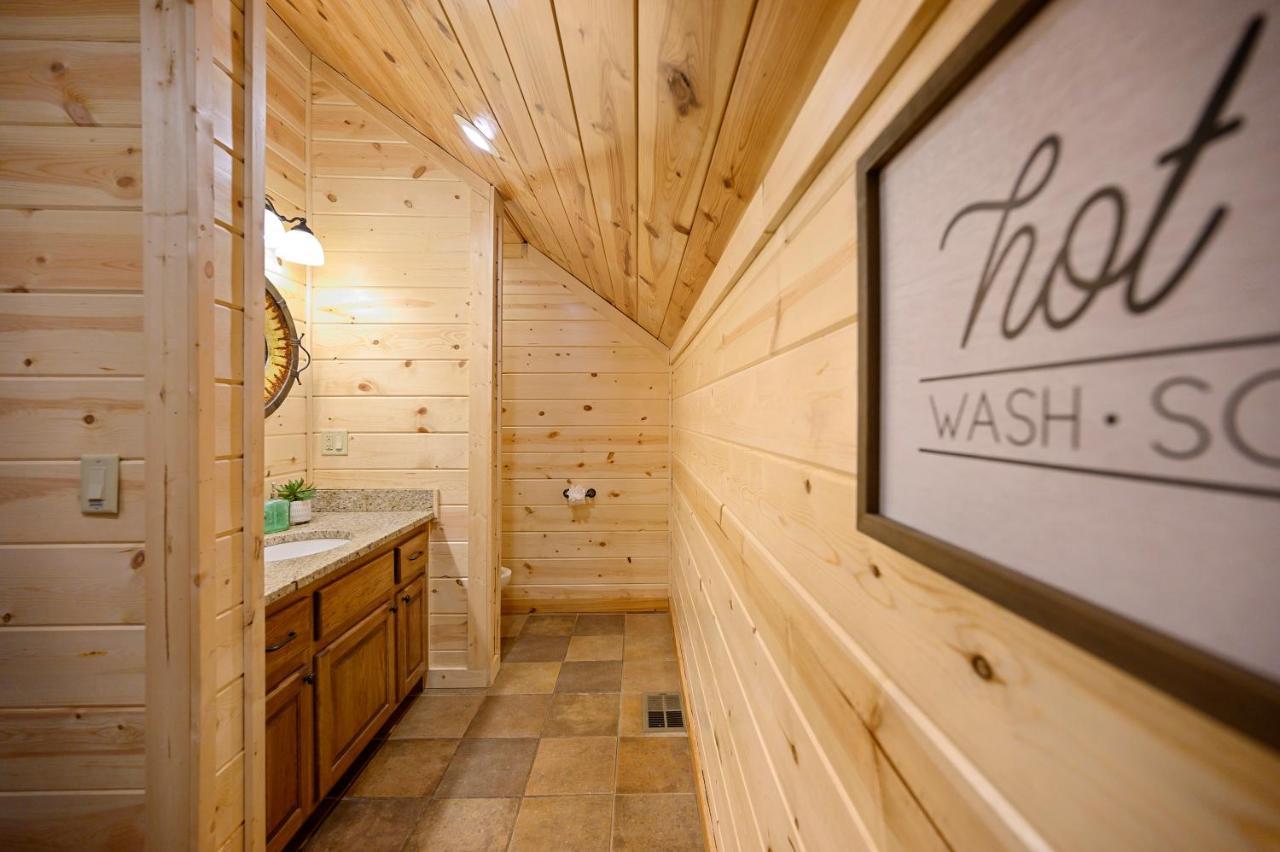 The Eastwood Spacious Retreat With 4 King En-Suites - Hot Tub - Pet-Friendly - Cozy Fire Pit - Prime Location - Multi-Family Broken Bow Exterior photo