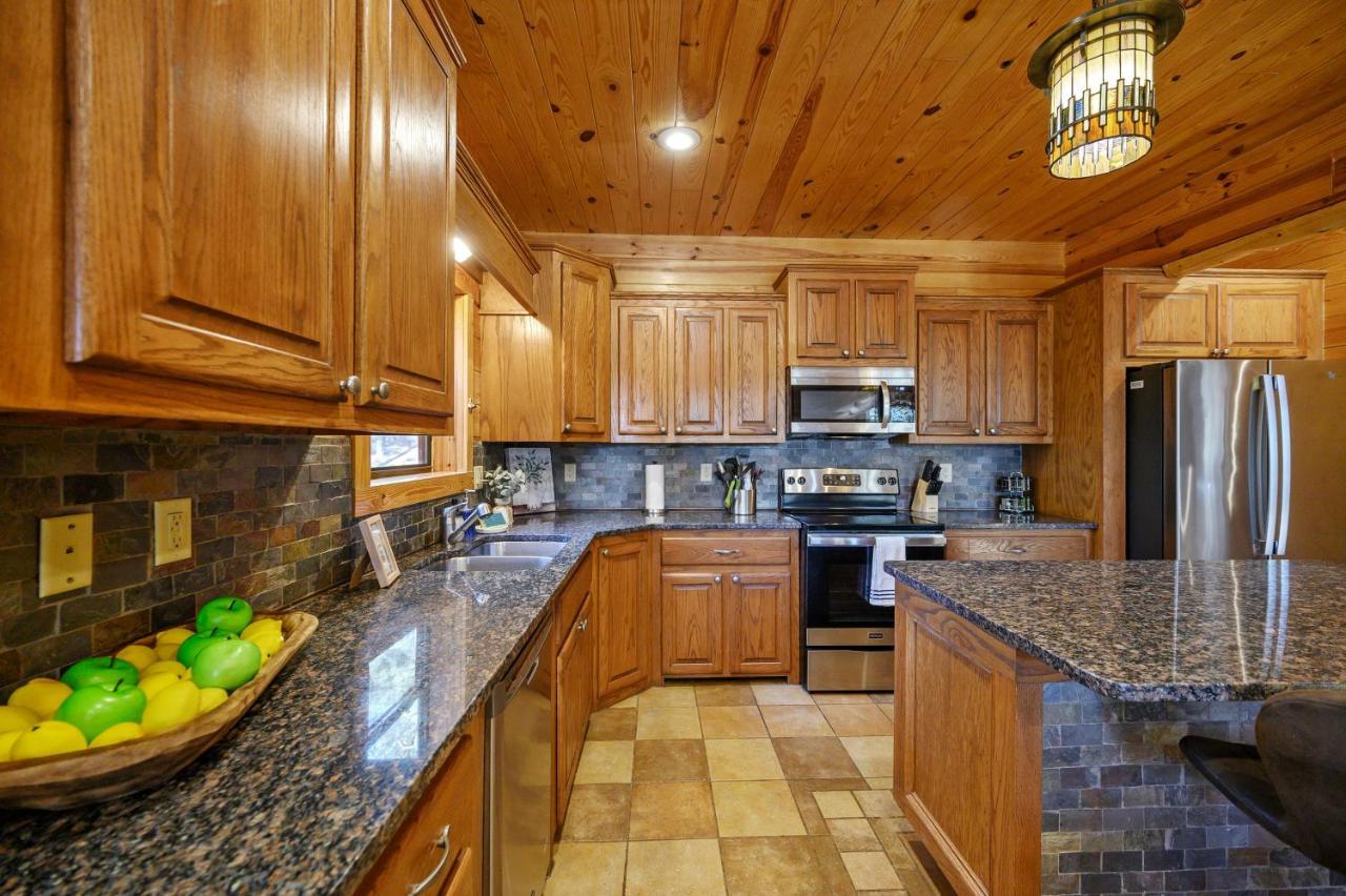 The Eastwood Spacious Retreat With 4 King En-Suites - Hot Tub - Pet-Friendly - Cozy Fire Pit - Prime Location - Multi-Family Broken Bow Exterior photo
