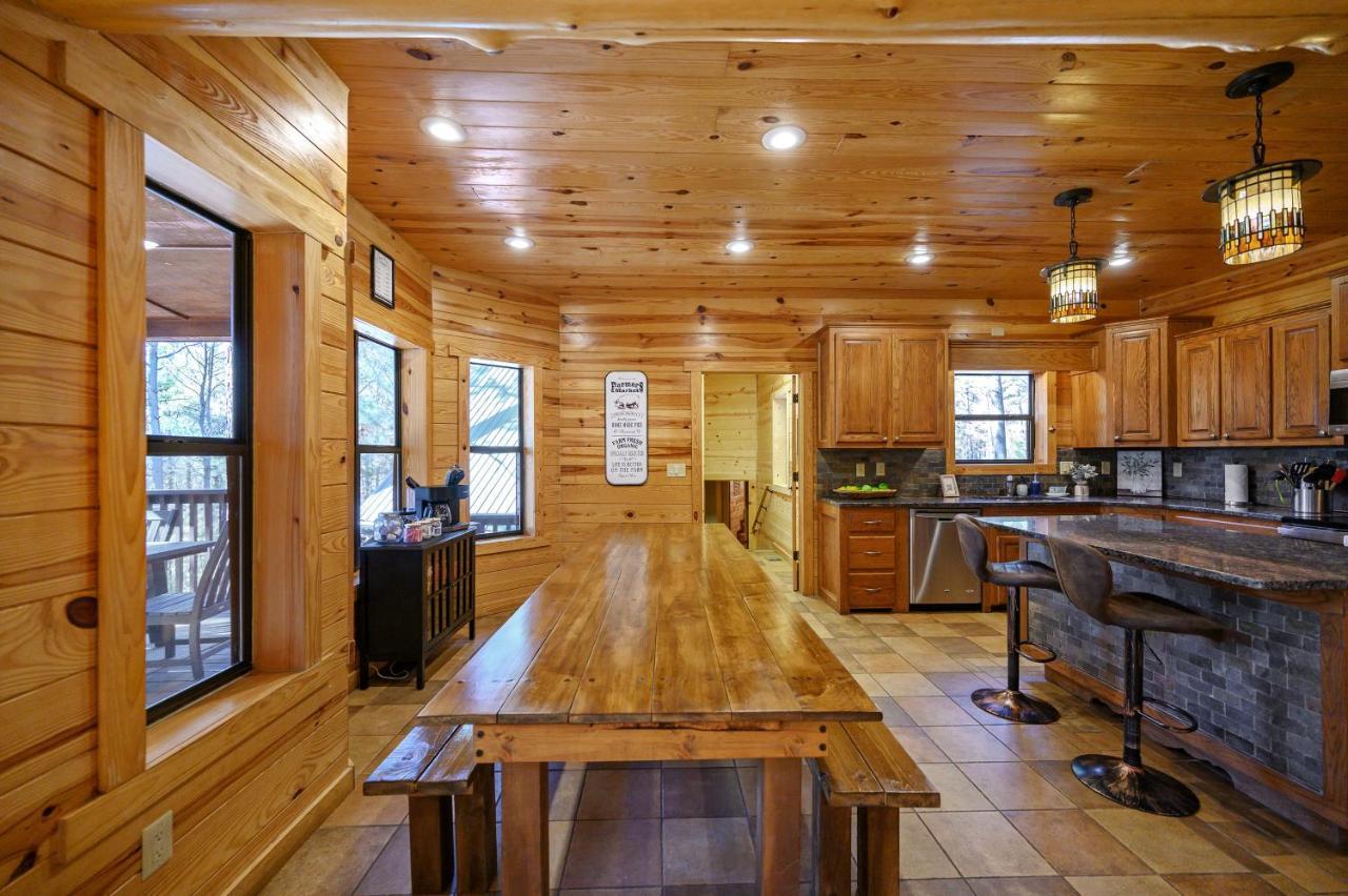The Eastwood Spacious Retreat With 4 King En-Suites - Hot Tub - Pet-Friendly - Cozy Fire Pit - Prime Location - Multi-Family Broken Bow Exterior photo