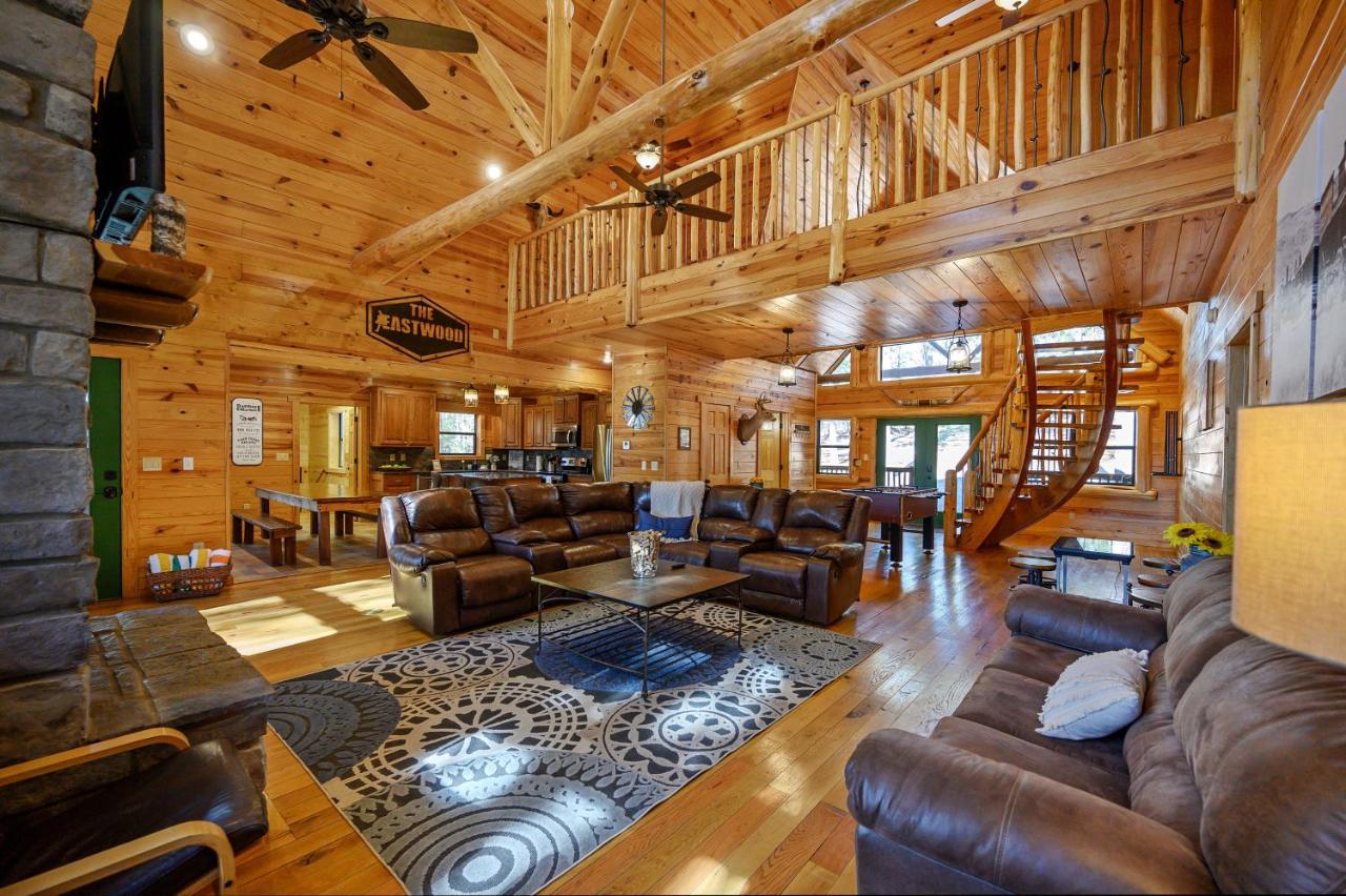 The Eastwood Spacious Retreat With 4 King En-Suites - Hot Tub - Pet-Friendly - Cozy Fire Pit - Prime Location - Multi-Family Broken Bow Exterior photo