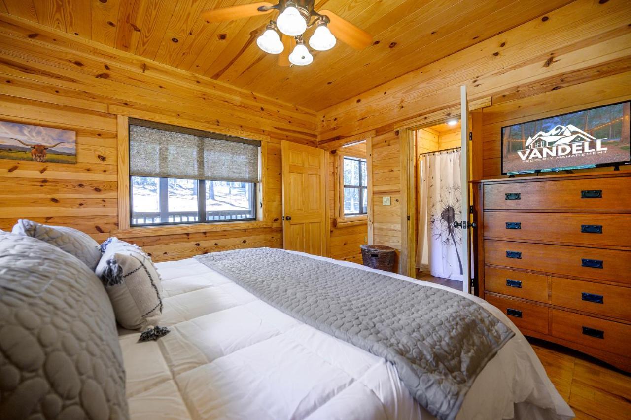 The Eastwood Spacious Retreat With 4 King En-Suites - Hot Tub - Pet-Friendly - Cozy Fire Pit - Prime Location - Multi-Family Broken Bow Exterior photo
