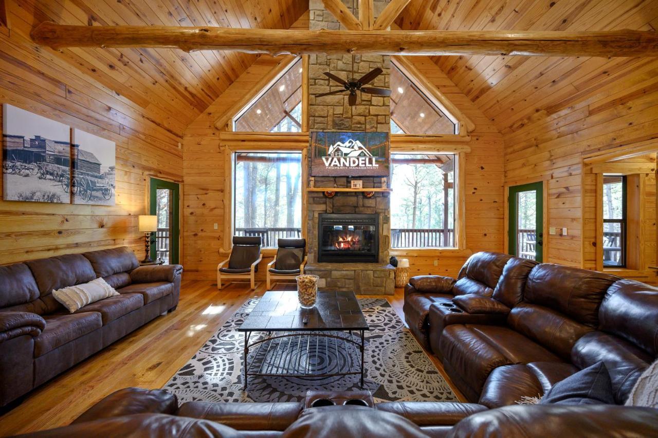 The Eastwood Spacious Retreat With 4 King En-Suites - Hot Tub - Pet-Friendly - Cozy Fire Pit - Prime Location - Multi-Family Broken Bow Exterior photo