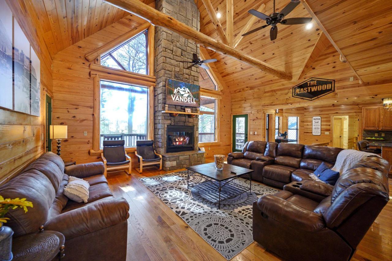 The Eastwood Spacious Retreat With 4 King En-Suites - Hot Tub - Pet-Friendly - Cozy Fire Pit - Prime Location - Multi-Family Broken Bow Exterior photo