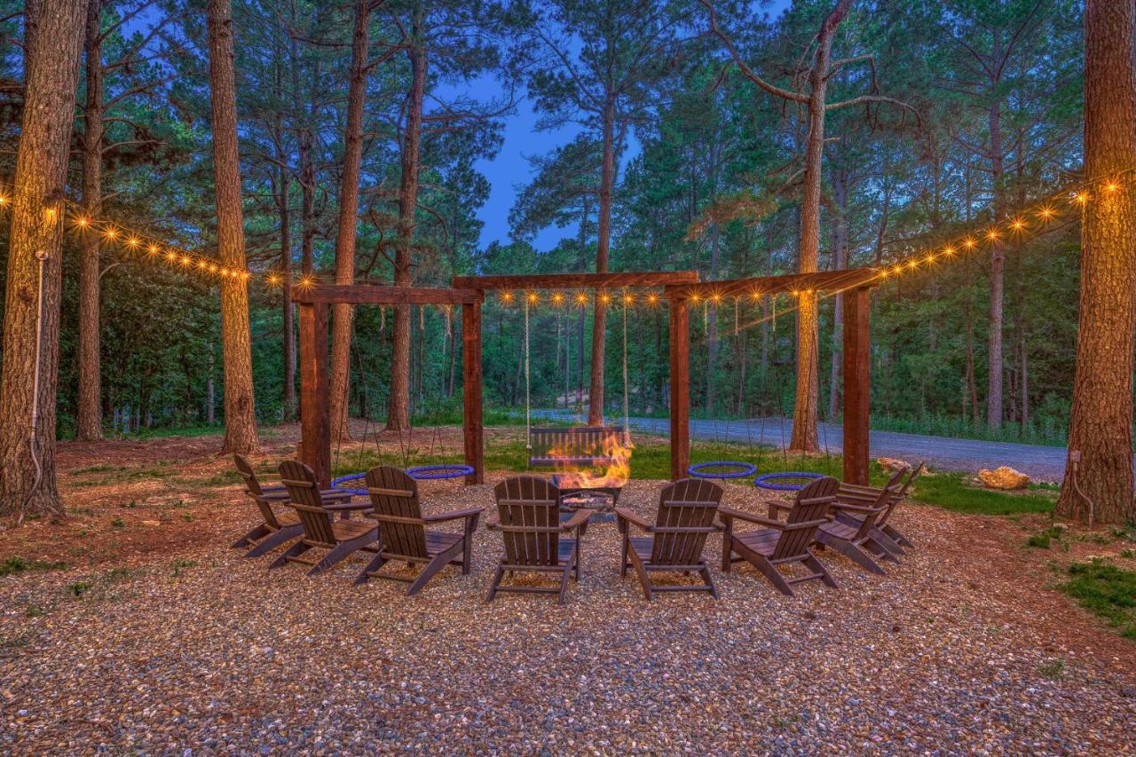 The Eastwood Spacious Retreat With 4 King En-Suites - Hot Tub - Pet-Friendly - Cozy Fire Pit - Prime Location - Multi-Family Broken Bow Exterior photo