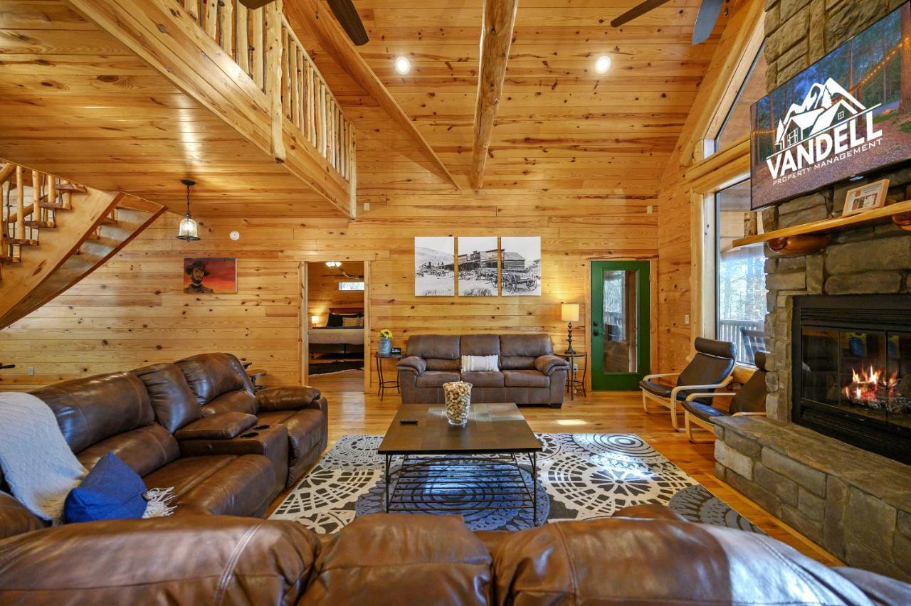 The Eastwood Spacious Retreat With 4 King En-Suites - Hot Tub - Pet-Friendly - Cozy Fire Pit - Prime Location - Multi-Family Broken Bow Exterior photo
