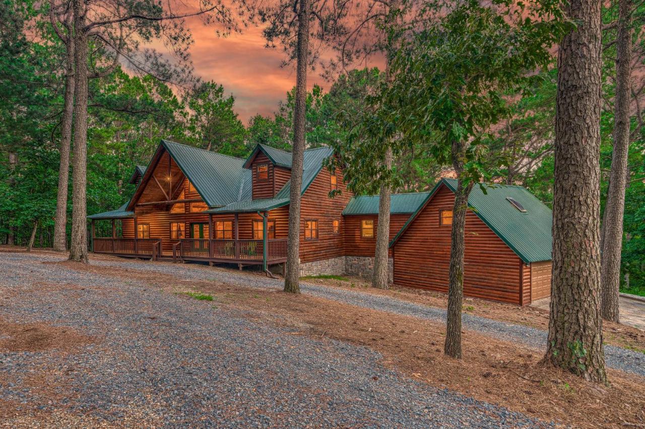 The Eastwood Spacious Retreat With 4 King En-Suites - Hot Tub - Pet-Friendly - Cozy Fire Pit - Prime Location - Multi-Family Broken Bow Exterior photo