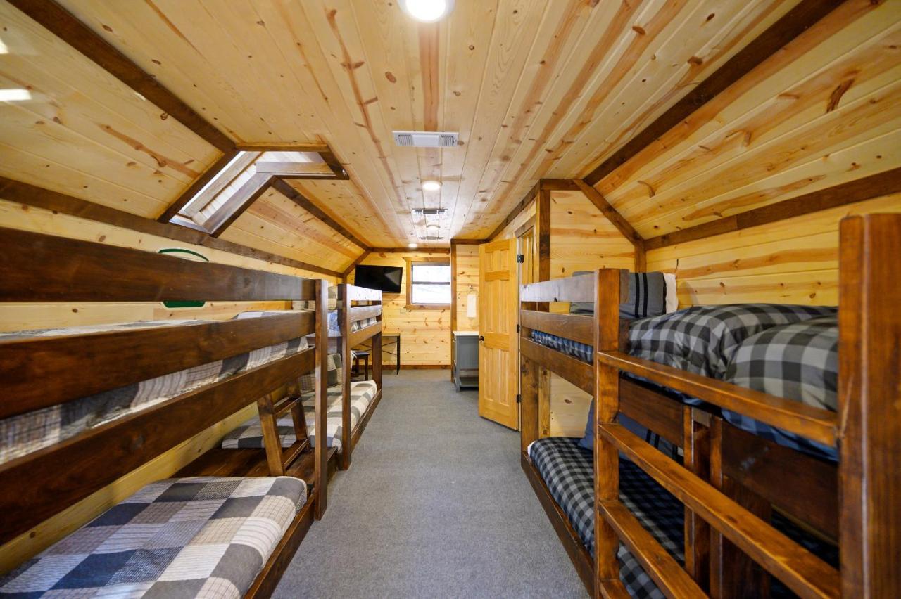 The Eastwood Spacious Retreat With 4 King En-Suites - Hot Tub - Pet-Friendly - Cozy Fire Pit - Prime Location - Multi-Family Broken Bow Exterior photo