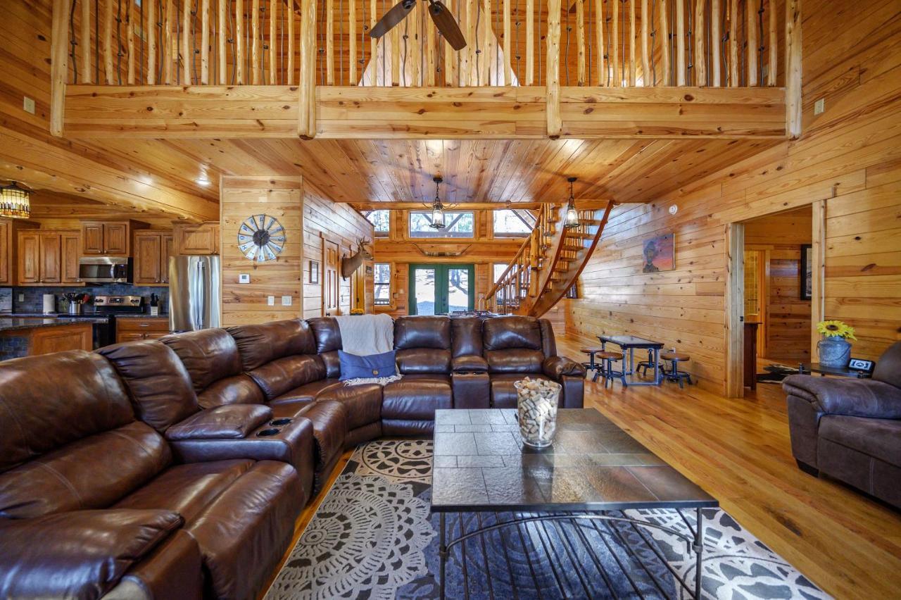 The Eastwood Spacious Retreat With 4 King En-Suites - Hot Tub - Pet-Friendly - Cozy Fire Pit - Prime Location - Multi-Family Broken Bow Exterior photo