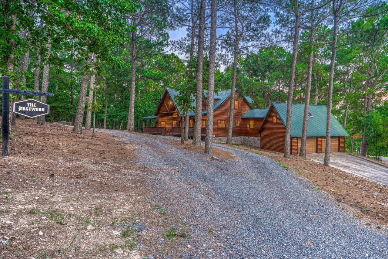 The Eastwood Spacious Retreat With 4 King En-Suites - Hot Tub - Pet-Friendly - Cozy Fire Pit - Prime Location - Multi-Family Broken Bow Exterior photo
