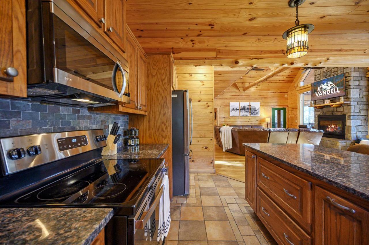 The Eastwood Spacious Retreat With 4 King En-Suites - Hot Tub - Pet-Friendly - Cozy Fire Pit - Prime Location - Multi-Family Broken Bow Exterior photo
