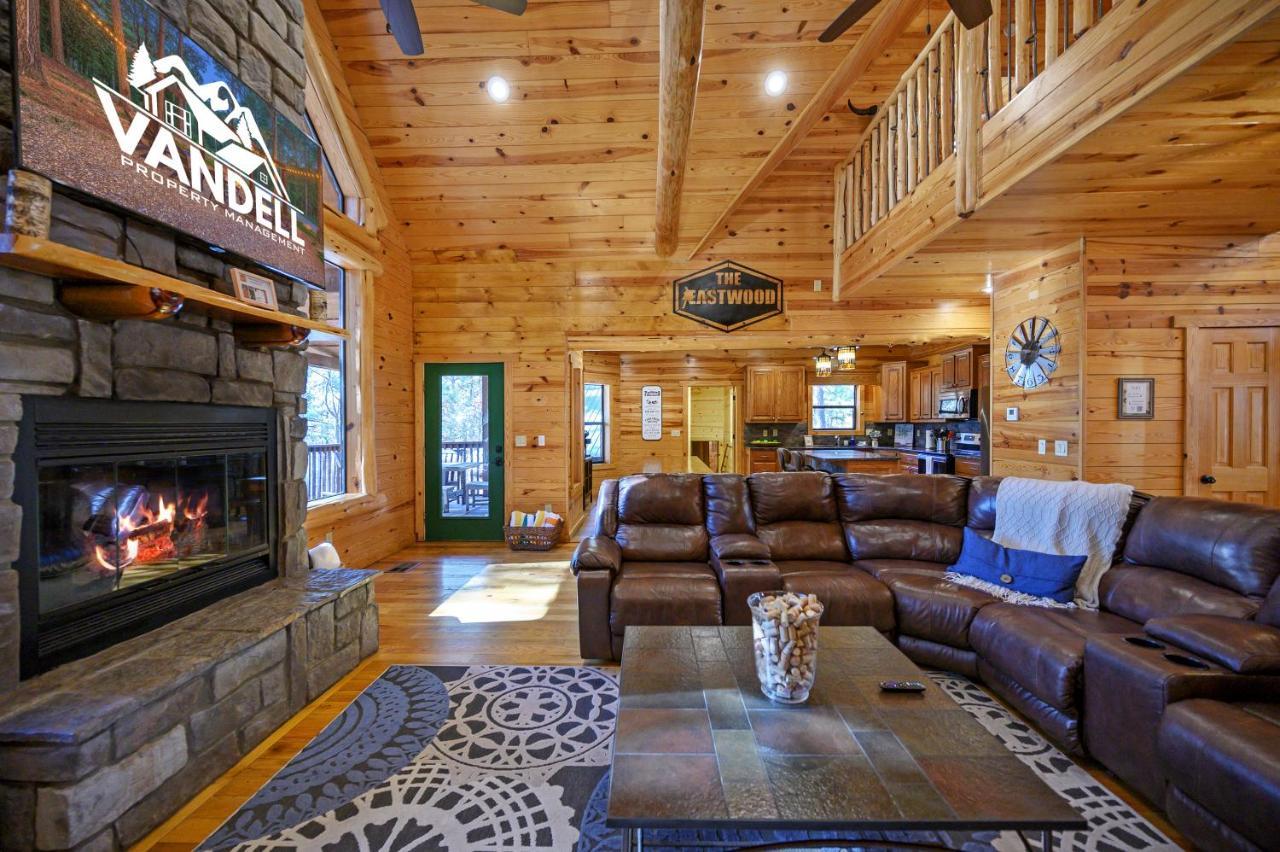 The Eastwood Spacious Retreat With 4 King En-Suites - Hot Tub - Pet-Friendly - Cozy Fire Pit - Prime Location - Multi-Family Broken Bow Exterior photo