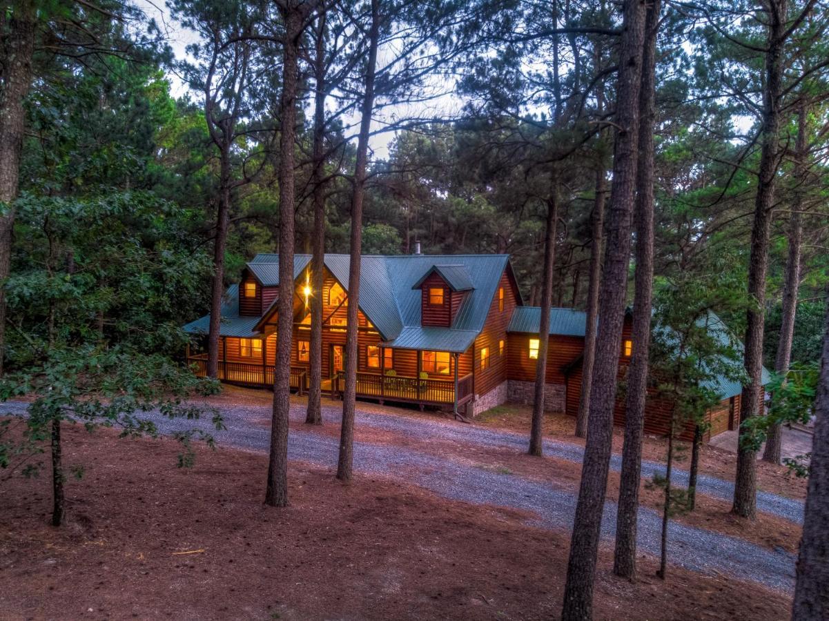 The Eastwood Spacious Retreat With 4 King En-Suites - Hot Tub - Pet-Friendly - Cozy Fire Pit - Prime Location - Multi-Family Broken Bow Exterior photo