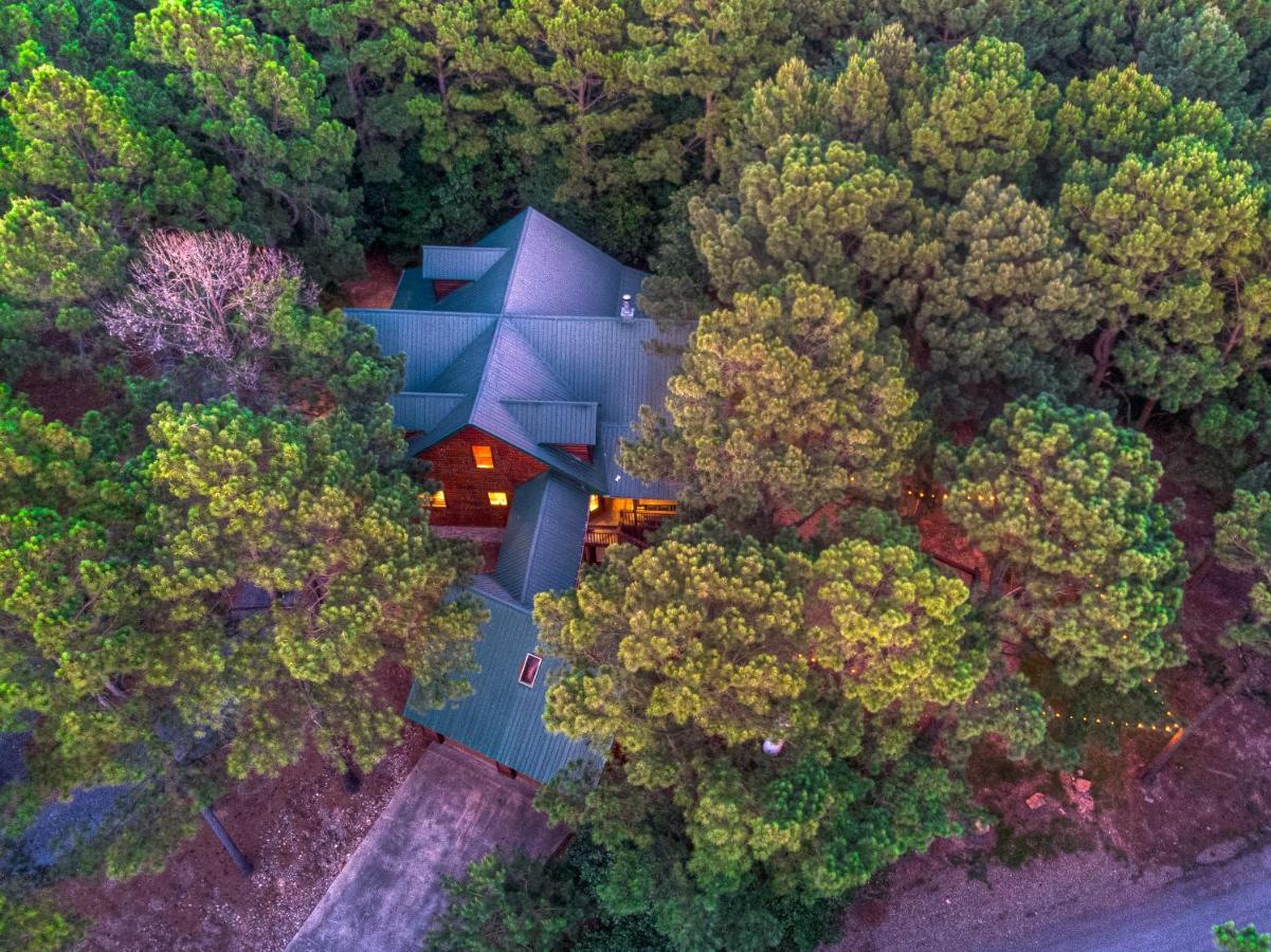 The Eastwood Spacious Retreat With 4 King En-Suites - Hot Tub - Pet-Friendly - Cozy Fire Pit - Prime Location - Multi-Family Broken Bow Exterior photo