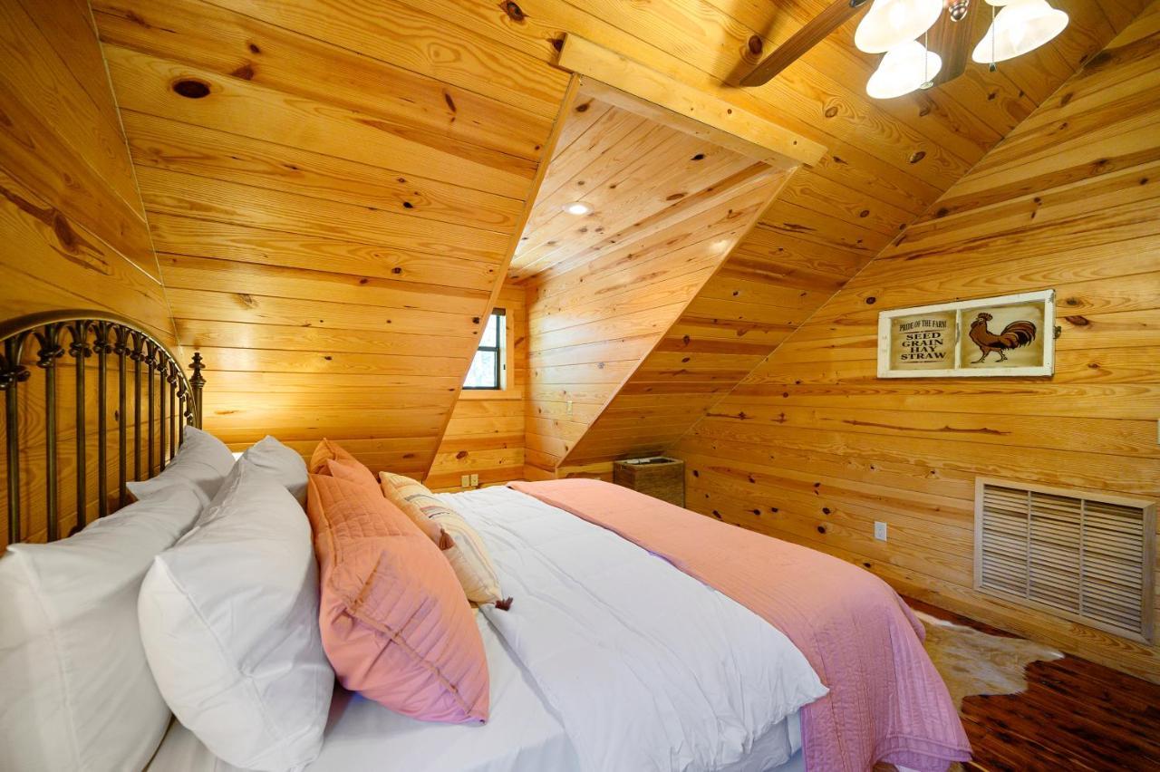 The Eastwood Spacious Retreat With 4 King En-Suites - Hot Tub - Pet-Friendly - Cozy Fire Pit - Prime Location - Multi-Family Broken Bow Exterior photo
